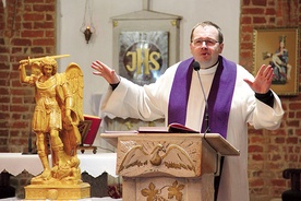  Tygodniowe rekolekcje w Karlinie dotyczące sakramentów poprowadził ks. Tomasz Roda