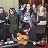  Śpiew podczas nabożeństwa w Pilźnie animowali młodzi