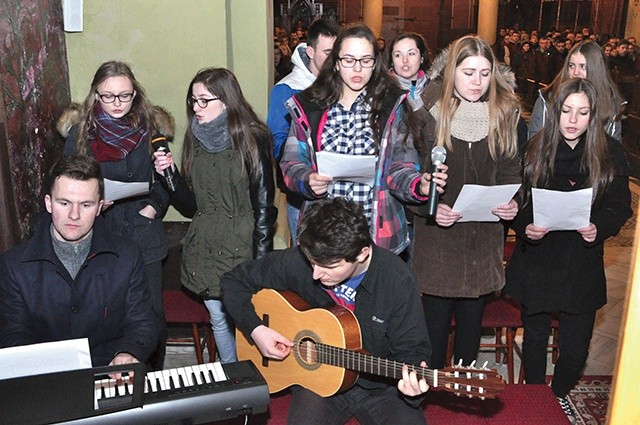  Śpiew podczas nabożeństwa w Pilźnie animowali młodzi