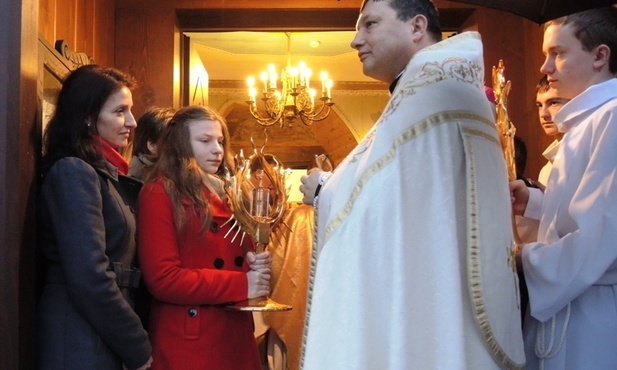 Parafianie wraz z proboszczem ks. Stanisławem Sadlikiem w drzwiach kościoła w oczekiwaniu na obraz