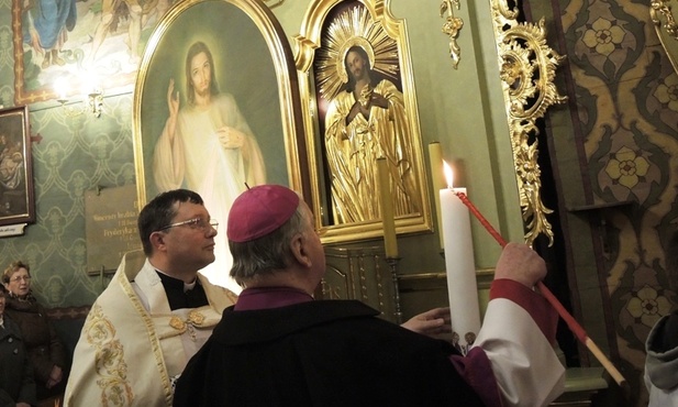 Bp Tadeusz Rakoczy zapalił iskrę miłosierdzia przy obrazie Jezusa Miłosiernego