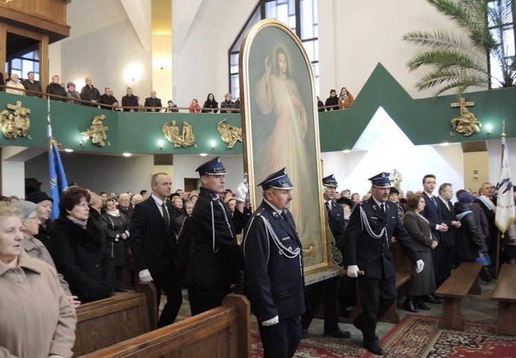 Strażacy z Grojca wnieśli obraz Jezusa Milosiernego do nowego kościoła parafialnego