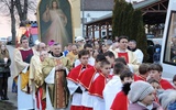 W procesji parafianie z Witkowic i ich goście wprowadzili Znaki Miłosierdzia do swojego kościoła