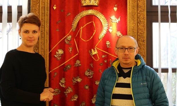 Autorzy wystawy przy zachowanych koronach i wotach z obrazu MB Skoczowskiej