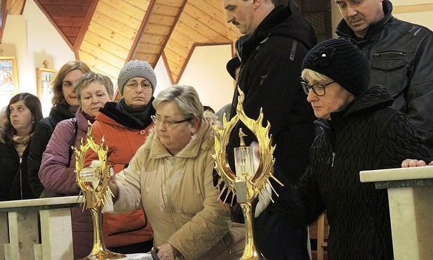 Parafianie z Kęt-Podlesia przy relikwiach św. Faustyny i św. Jana Pawła II