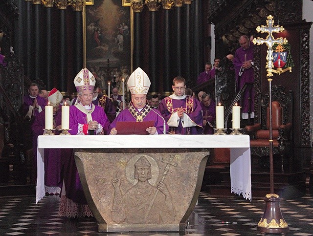 Na zakończenie Eucharystii abp Kowalczyk udzielił jubilatowi specjalnego błogosławieństwa