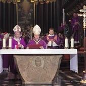 Na zakończenie Eucharystii abp Kowalczyk udzielił jubilatowi specjalnego błogosławieństwa