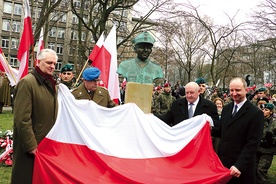 Popiersie Józefa Franczaka odsłonił jego syn Marek (drugi od prawej) wraz z reprezentantami prezydenta  i rządu – Wojciechem Kolarskim  i Jarosławem Gowinem