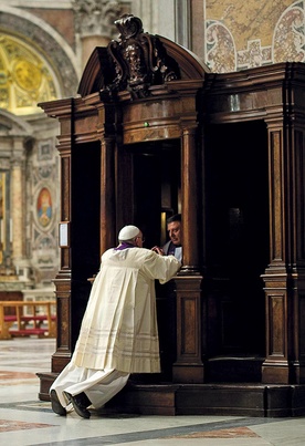 Wyznanie win w konfesjonale oznacza, że pozwalam Jezusowi umyć sobie nogi. Na zdjęciu: papież Franciszek u spowiedzi 