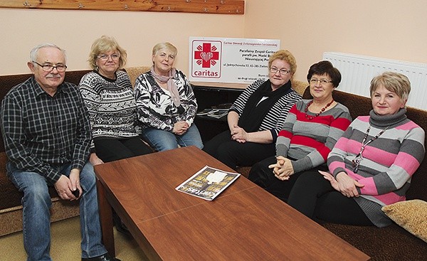 Wolontariusze PZC (od prawej): Maria Marcinkowska, Krystyna Dróbka, Zofia Siuda, Barbara Maciaszek, Elżbieta Rylewicz  i Szczepan Maciaszek