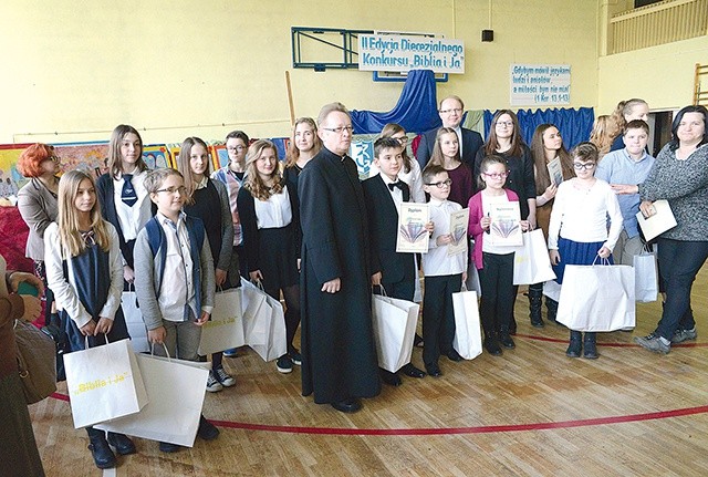  Na koniec laureaci zmagań stanęli do pamiątkowej fotografii. W środku ks. Jacek Kucharski 