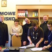  Podpisanie umowy z pracownikami „Domowego Ogniska”