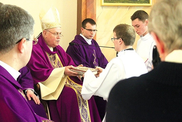  Nowi lektorzy otrzymali od bp. Kiernikowskiego pięknie oprawione Biblie