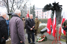 Jako pierwsza kwiaty pod pomnikiem upamiętniający czyn zbrojny żołnierzy WiN złożyła delegacja Związku Więźniów Politycznych Okresu Stalinowskiego z jego prezesem Henrykiem Wiśnickim