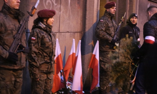 Kwiaty złożono pod budynkiem UB przy ul. ks. Stojałowskiego w Bielsku-Białej