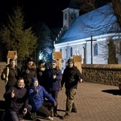 Sztab sochaczewskiej EDK przed kościołem w Kozłowie Biskupim