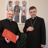 Ks. Przemysław Sawa odebrał z rąk bp.Romana Pindla dekret posyłający go do posługi misjonarza miłosierdzia w diecezji bielsko-żywieckiej