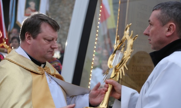 W imieniu parafii pierwszy uczcił relikwie proboszcz ks. Janusz Kuciel