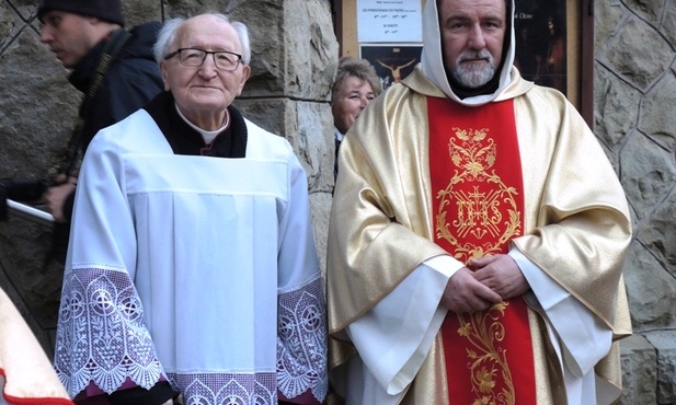 101-letni ks. prałat Józef Strączek (z lewej) także towrzyszył swoim parafianom w czasie peregrynacji