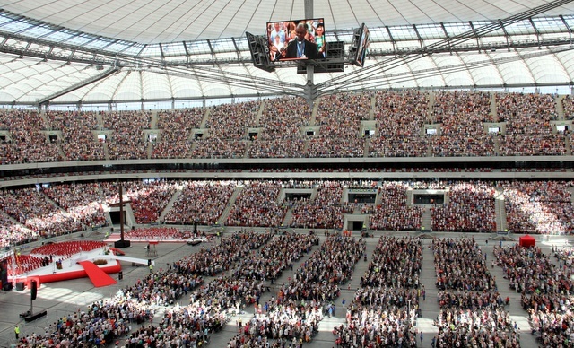 W rekolekcjach na Stadionie Narodowym w 2013 r. wzięło udział prawie 60 tys. osób