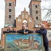 Ekipa salezjanów przed kolosem, który rozsiadł się nad Wisłą  