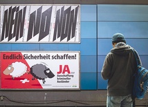 Plakat zwolenników deportacji cudzoziemców w Zurichu