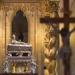 W centrum katedry znajduje się relikwiarz św. Wojciecha 