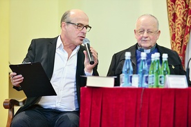  Jan Pospieszalski i ks. Józef Swastek podczas konferencji w Świdnicy