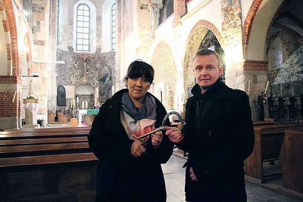 Ks. Piotr Nowak i Anna Jeziorska z kluczem do zabytkowej archikolegiaty