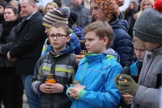 Ostatnie pożegnanie 9-letniej śp. Klaudii Pająk z Pisarzowic