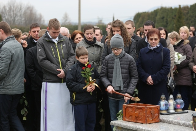 Ostatnie pożegnanie 9-letniej śp. Klaudii Pająk z Pisarzowic