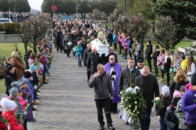 Ostatnie pożegnanie 9-letniej śp. Klaudii Pająk z Pisarzowic