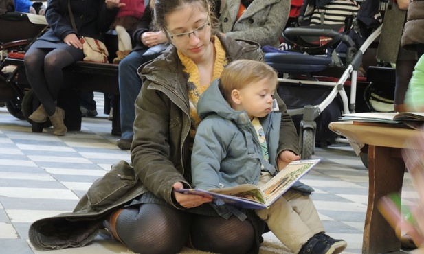 Na rozłożonym w kościele dywanie dzieci miały swój kącik z zabawkami i książeczkami