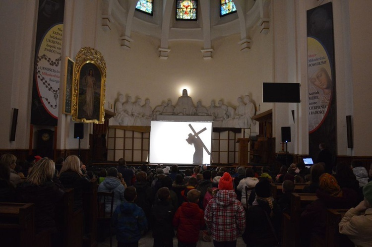 Droga Krzyżowa i teatr cieni