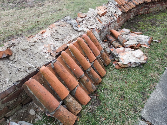 Zdewastowany mur w Krzyżanowie