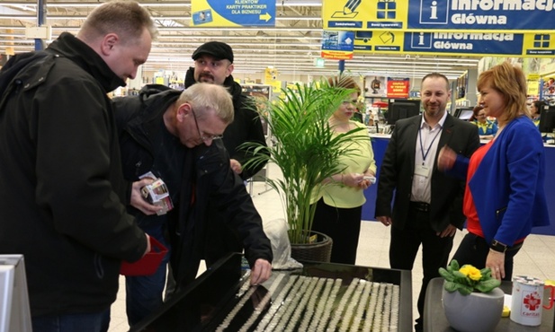 Na rozpoczęciu akcji obecni byli: ks. Robert Kowalski, dyrektor diecezjalnej Caritas (pierwszy z lewej), wicedyrektor ks. Damian Drabikowski (trzeci z lewej) i Piotr Walaszczyk, dyrektor marketu Praktiker Radom (piąty z lewej)