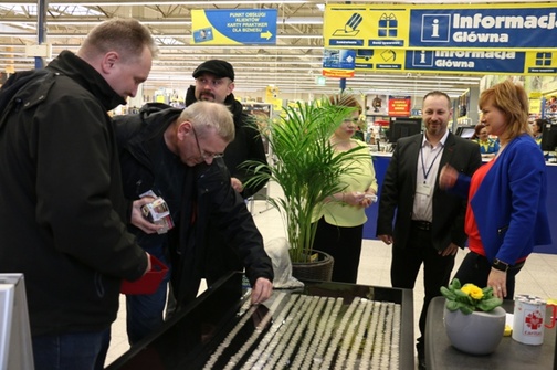 Na rozpoczęciu akcji obecni byli: ks. Robert Kowalski, dyrektor diecezjalnej Caritas (pierwszy z lewej), wicedyrektor ks. Damian Drabikowski (trzeci z lewej) i Piotr Walaszczyk, dyrektor marketu Praktiker Radom (piąty z lewej)