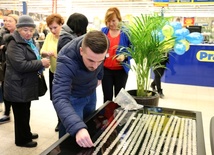 Chętnych do zapełniania kolejnych metrów taśmy nie brakowało