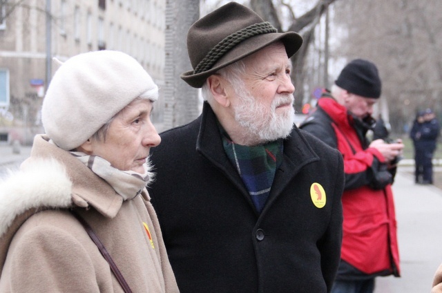 Pikieta przed Szpitalem Świętej Rodziny