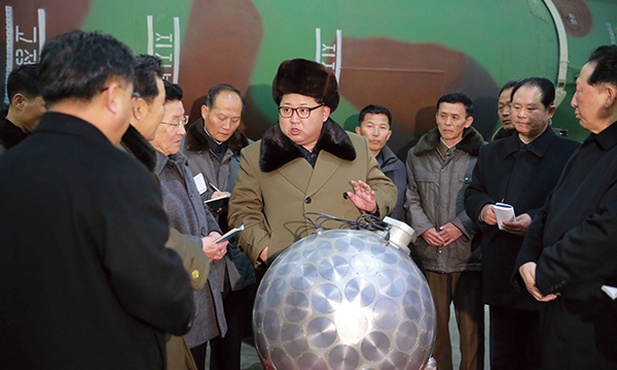Przywódca Korei Północnej Kim Dzong Un podczas spotkania z naukowcami zaangażowanymi w badania nad bronią jądrową 