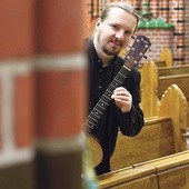 Patryk Filipowicz Gitarzysta posługujący się techniką fingerstyle, pozwalającą na jednoczesne prowadzenie kilku głosów. Gra m.in. z Grzegorzem Majzlem oraz zespołami Dobre Ludzie i Blues Bazar. Strona internetowa: filipowicz.art.pl.