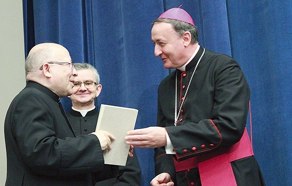 Bp Andrzej Jeż wręczył jubilatowi księgę pamiątkową