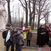 Powyżej: Pierwsza stacja Drogi Krzyżowej – przy pomniku św. Stanisława Kostki, nieopodal kościoła jego chrztu