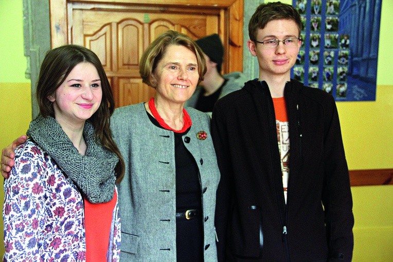  Monika Rogozińska (w środku) zdobyła serca legnickich licealistów.  Po spotkaniu odpowiadała na wiele pytań