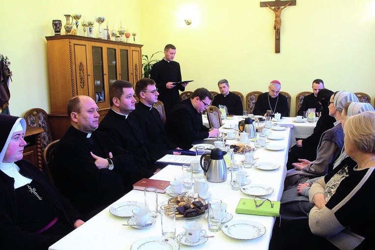   Obradom rady przewodniczy zawsze bp Marek Mendyk, biskup pomocniczy diecezji legnickiej. Biorą w nich udział przedstawiciele różnych środowisk