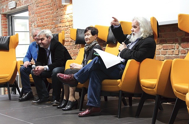  Dyskusja w ramach konferencji (od lewej): Christof Jonczy, Czesław Zdechlikiewicz, Emilia Bielicka i Jerzy Illg