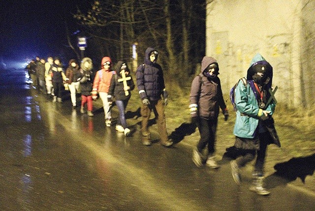 Powyżej: Na prawie 8 godzin marszu górską trasą z Głuszycy do Wałbrzycha zdecydowało się 18 osób