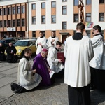 Księża adorują Najświętszy Sakrament