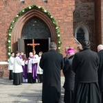 Księża adorują Najświętszy Sakrament