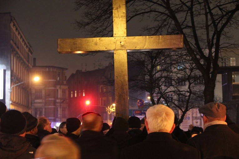 Bramą Miłosierdzia jest krzyż